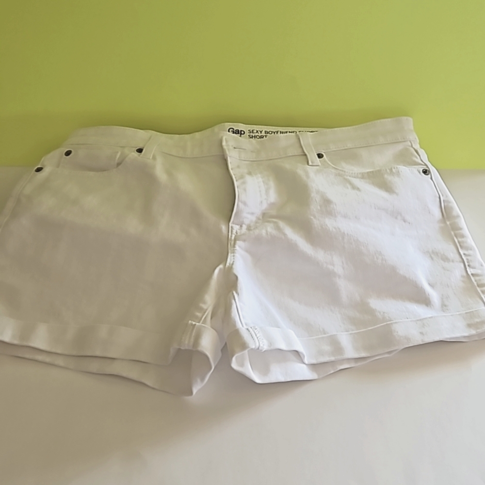 Like new white Gap sexy boyfriend cuffed shorts, size 12